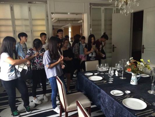 学院大一新生在各自副班主任的带领下，先后参观了学院实训中心、图书馆、体育馆、国际交流中心以及食.com餐厅
